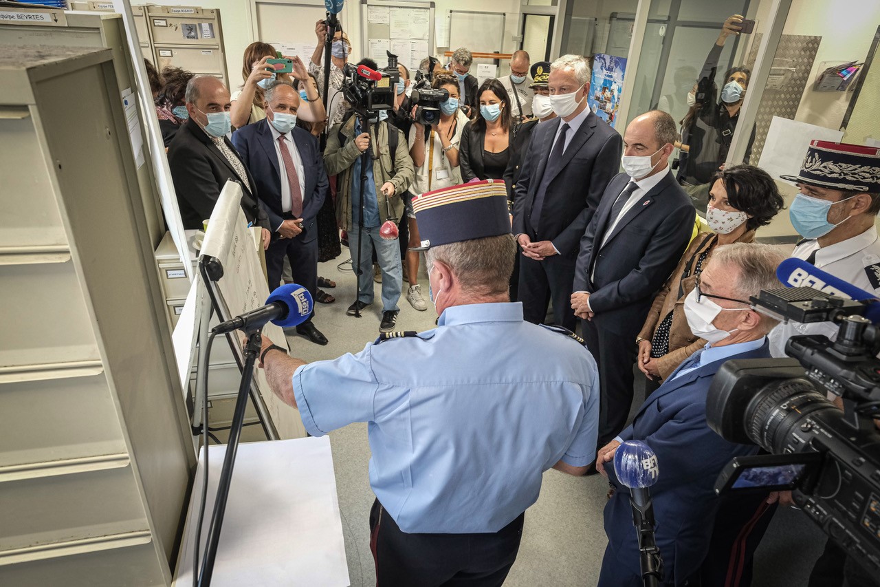 Bruno Le Maire et Philippe Coy avec la brigade des douaniers d'Hendaye