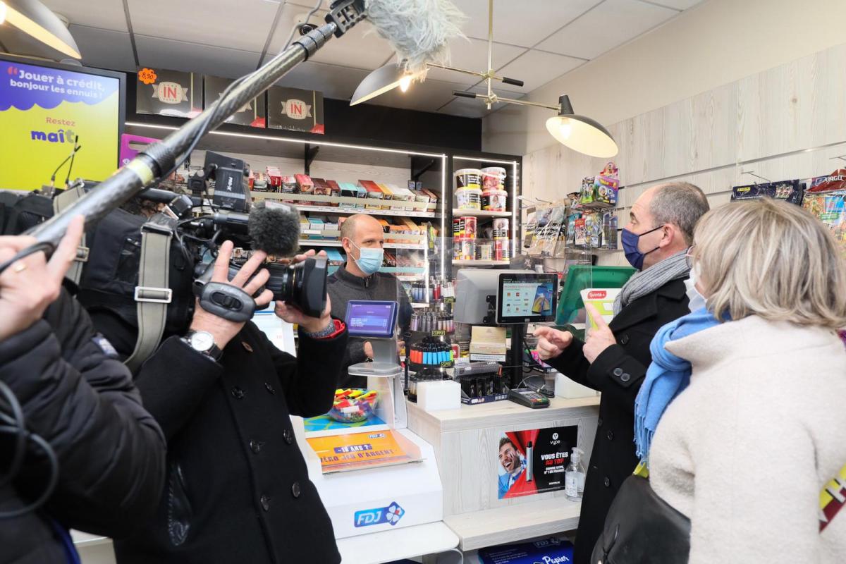 Samuel Brantonne, buraliste à Hérouville Saint-Clair reçoit la viste de Philippe Coy, Sophie Lejeune et de France 3