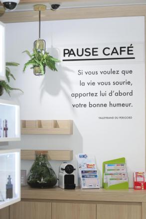 1570738962Geiger-26_0.jpg Pause café
